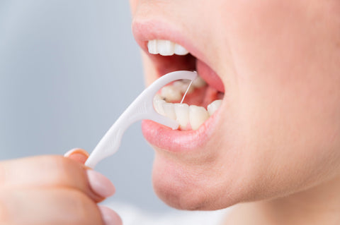 牙線棒很方便，但卻不能像普通牙線那樣深入到牙齒間的縫隙中。