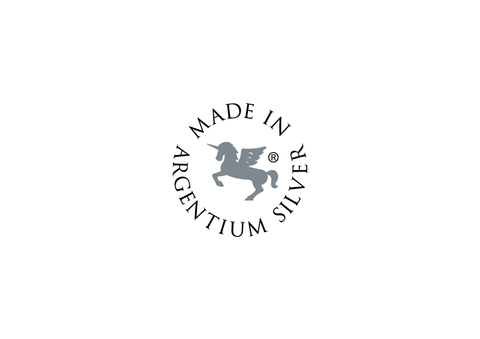 le logo en argentium argenté comporte une licorne ailée au centre avec un texte qui l'entoure dans un cercle indiquant "Made in Argentium Silver"