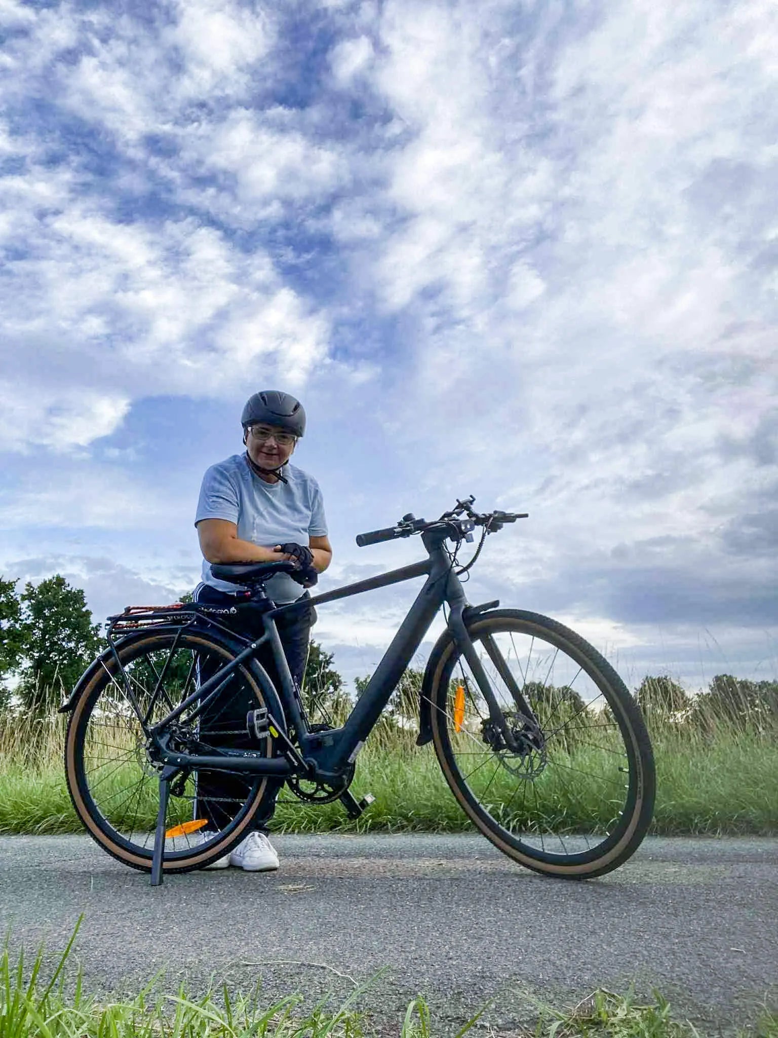 Jana afgebeeld met de Fiido C21 gravel e-bike