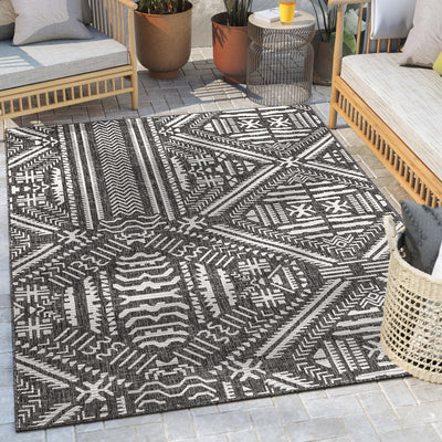 5' x 7' Diamond Ikat Outdoor Rug Black - Threshold™