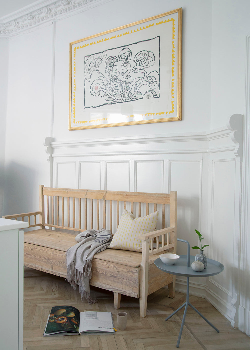 white-scandi-hallway-natural-bench