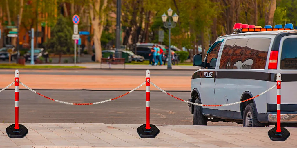 how do delineator posts and plastic chains help in crowd control during events or emergencies