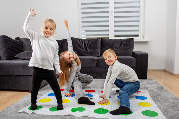 Enfant qui joue sur un tapis