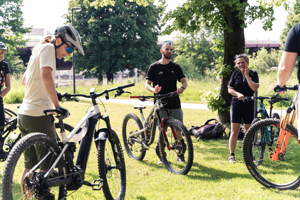 Im Schwarzpark erklärt Benny, ein Guide der Bikeschule Salzburg den Teilnehmenden die entsprechende MTB-Fahrtechnik