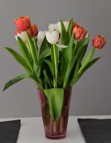 Fixer ces Fleurs Artificielles dans un Grand Vase