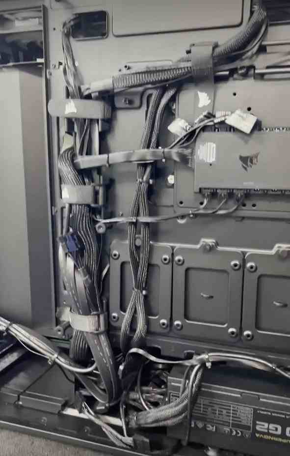 Cables cuidadosamente organizados dentro de la carcasa de una computadora que muestra una gestión de cables adecuada<!--nl--> realizada por un técnico de Prime Tech Support en Miami, Florida