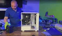 Técnico de soporte técnico de Prime con una fuente de alimentación en Miami, FL, que ensambla una PC<!--nl--> para entusiastas de los juegos.