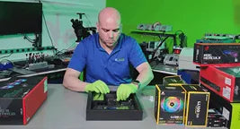 Técnico de Prime Tech Support en Miami, FL instalando una CPU en<!--nl--> una placa base ASUS para una construcción de PC personalizada.