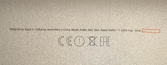 Imagen que muestra la parte posterior de una MacBook Pro y la ubicación del número de serie.