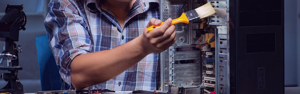 Técnico principal reparando una computadora de escritorio en nuestro laboratorio ubicado en el condado de Miami Dade.