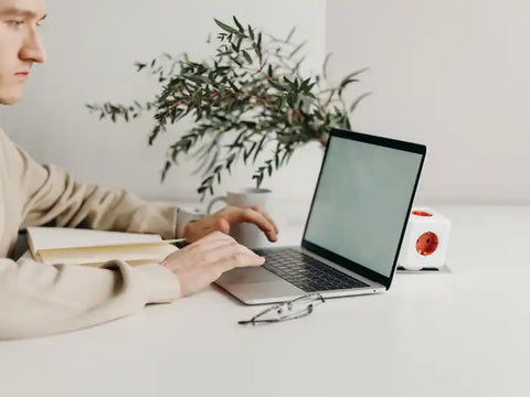 Usuario de MacBook Pro leyendo sobre los beneficios del Servicio de recuperación de datos para recuperar su información perdida