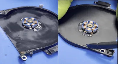 Dos vistas en primer plano de un componente del ventilador del MacBook Pro sobre un fondo azul<!--nl-->. La imagen de la izquierda muestra las bobinas de color cobre del ventilador centradas<!--nl--> en el componente, mientras que la imagen de la derecha, con una mano enguantada parcialmente visible<!--nl-->, muestra el raspado de la parte exterior del ventilador. borde y orificios de montaje en<!--nl--> Miami, Florida