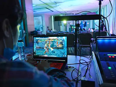 Gamer usando su computadora portátil para juegos de alta gama