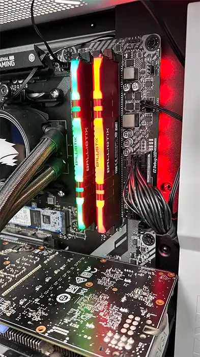 Impacto de la RAM en el rendimiento de los juegos: Los modelos más potentes para PC para juegos de Prime Tech Support para clientes de jugadores en Miami - Representación visual de la memoria RAM Ballistix en una PC para juegos en Prime Lab, destacando su influencia en el rendimiento de los juegos, proporcionada a los jugadores en Miami .