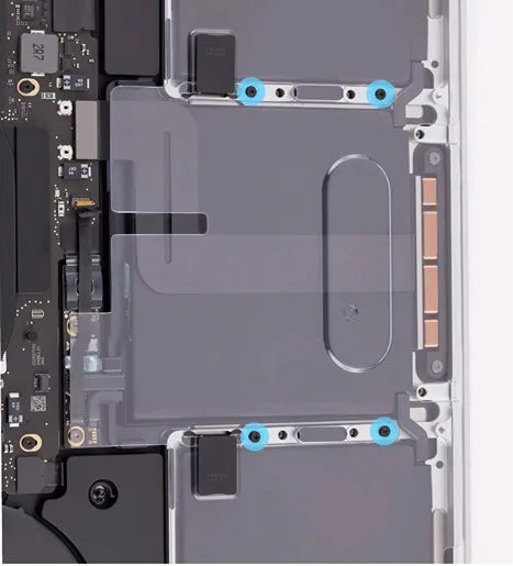 Vista superior de la sección interior de una MacBook Pro que muestra tornillos resaltados en azul