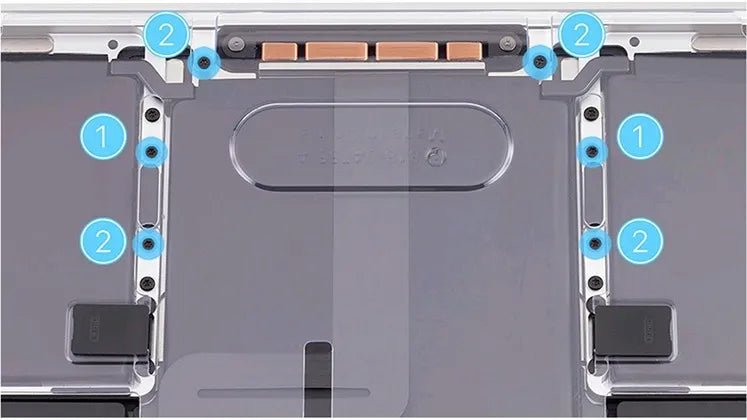 Vista superior de la sección interior de una MacBook Pro que muestra tornillos resaltados en azul