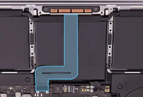 Vista de arriba hacia abajo de los componentes internos de una computadora portátil, resaltando un camino con una línea azul entre unidades de batería negras, conectores metálicos y circuitos electrónicos.