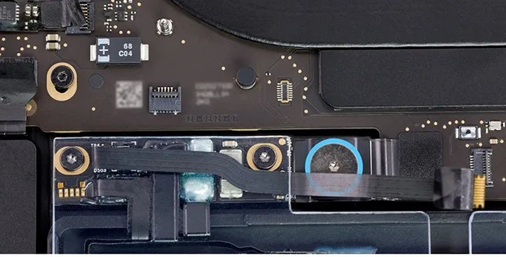 Primer plano del circuito interno de una MacBook Pro, resaltando la BMU rodeada de un círculo azul