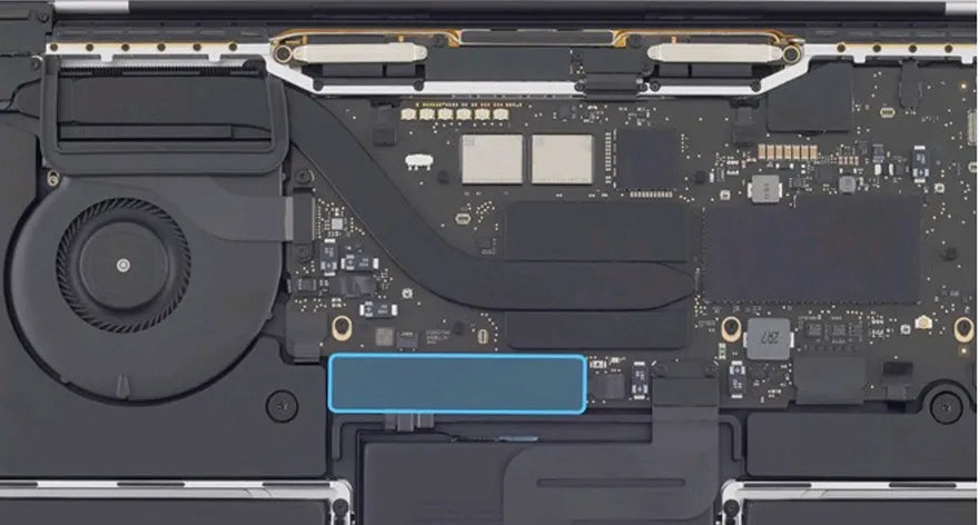 Primer plano del circuito interno de una MacBook Pro, resaltando la cubierta del cable flexible de BMU rodeada de un círculo azul