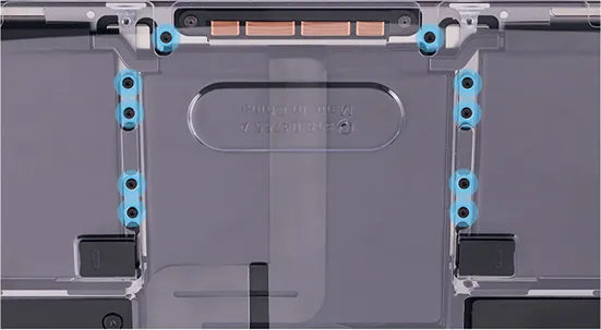 Vista superior de la sección interior de una MacBook Pro que muestra tornillos resaltados en azul, bisagras metálicas y un área de plástico transparente con texto incrustado.