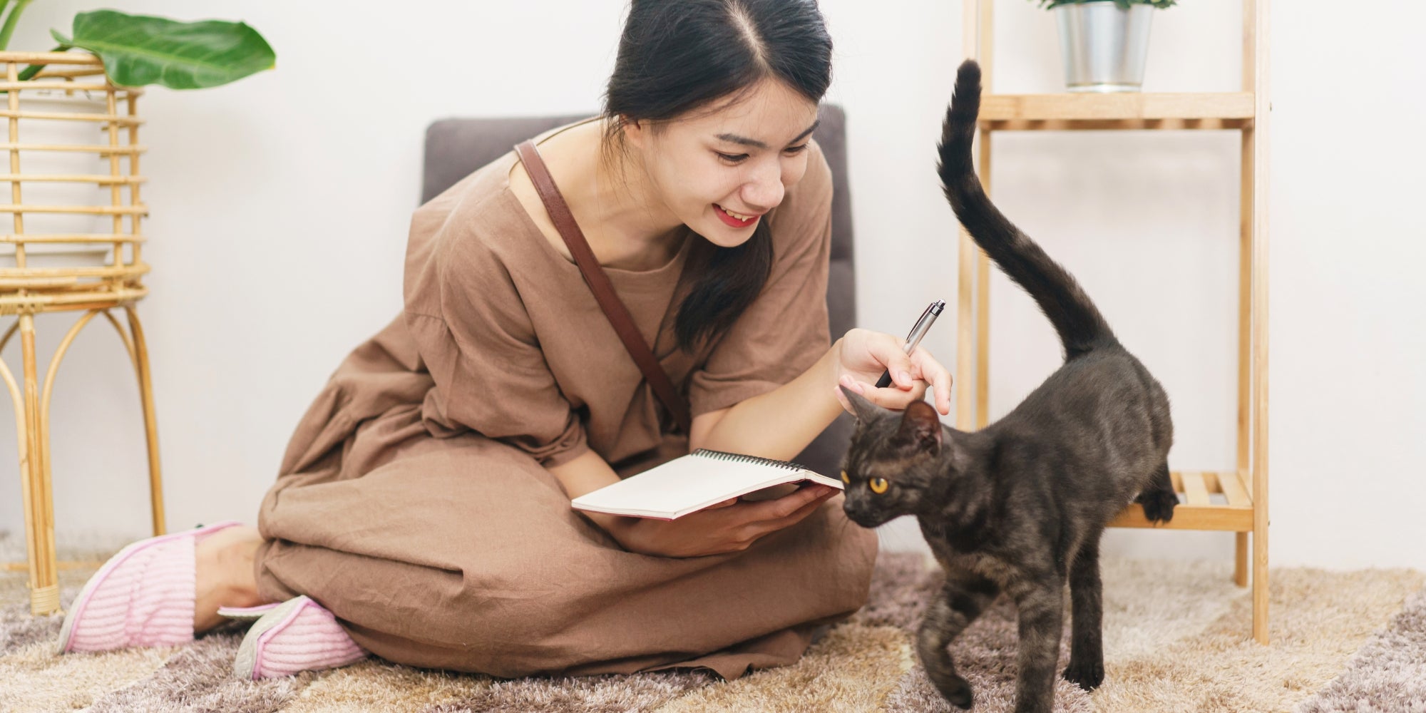 Joven asiática jugando con gato