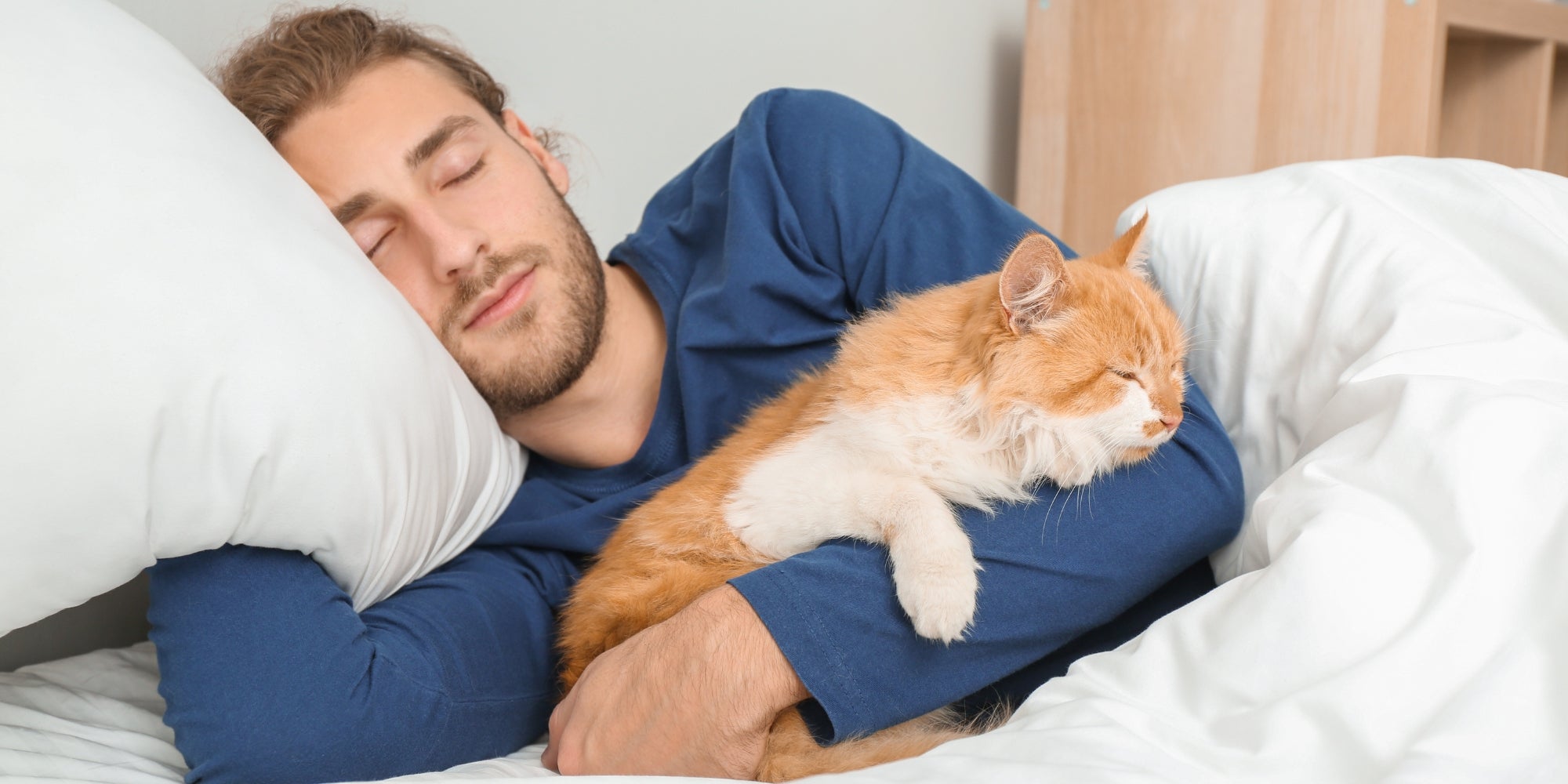 Hombre durmiendo con su gato