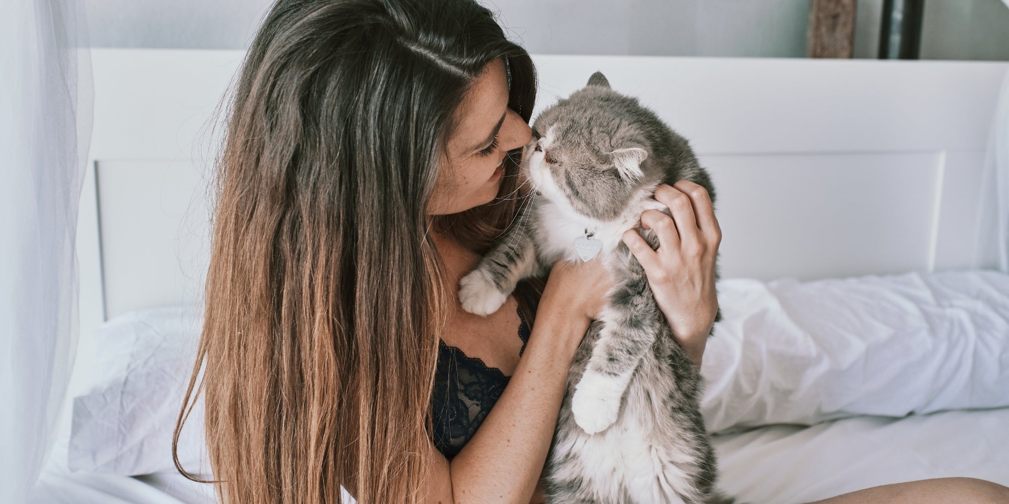 Mujer acurrucada con su gato