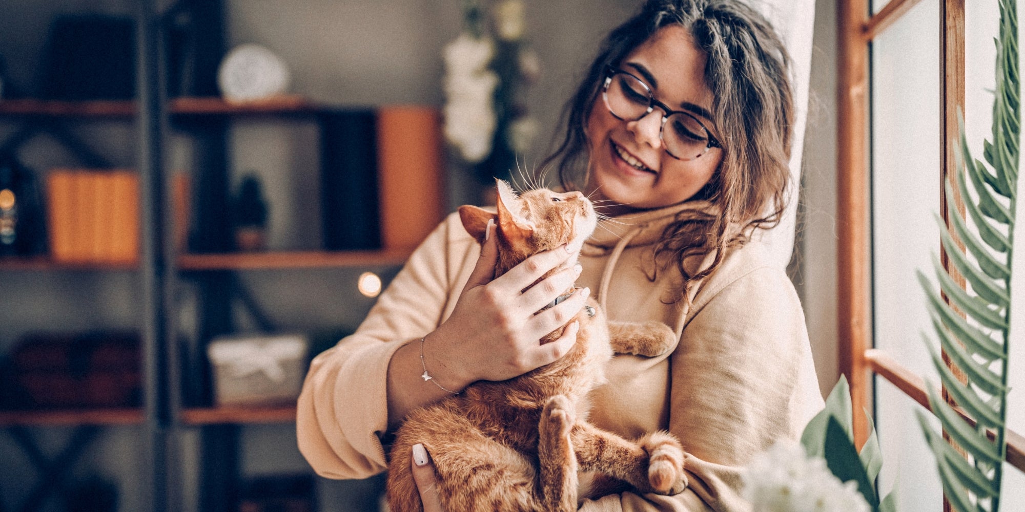 Mujer despreocupada con gato