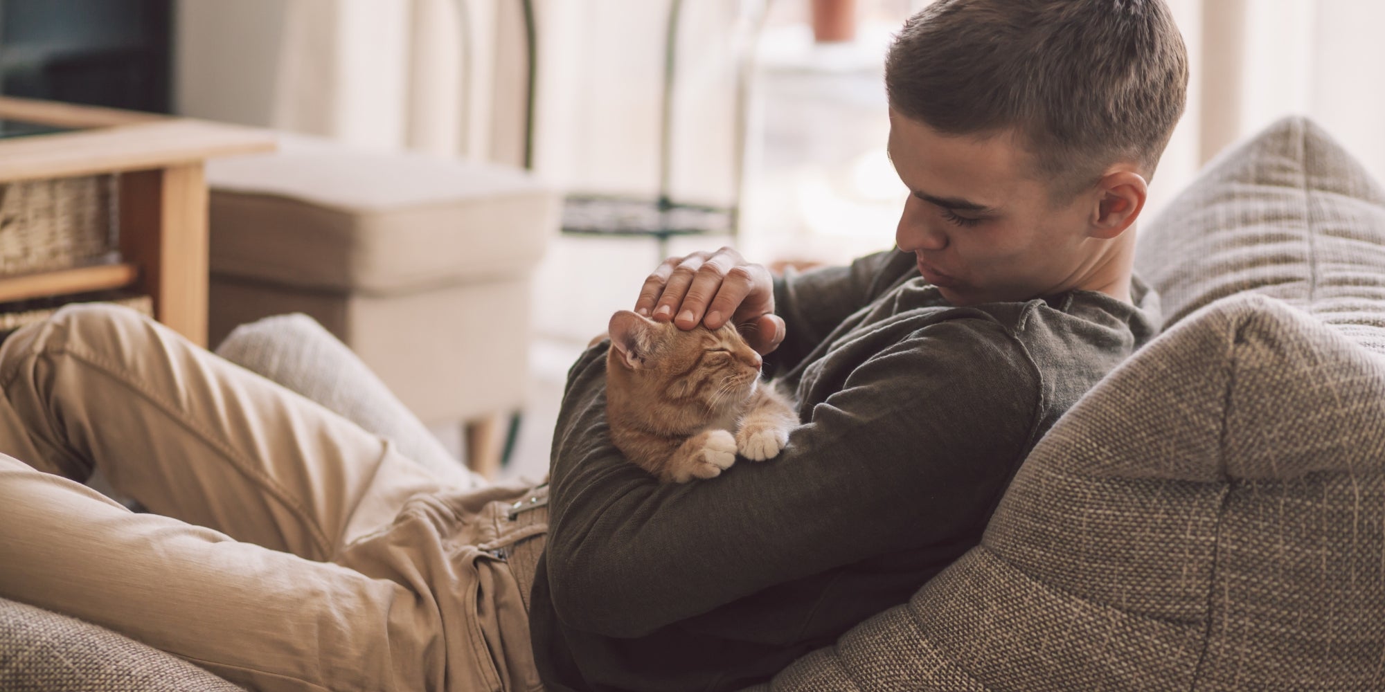 Adolescente con gato de mascota