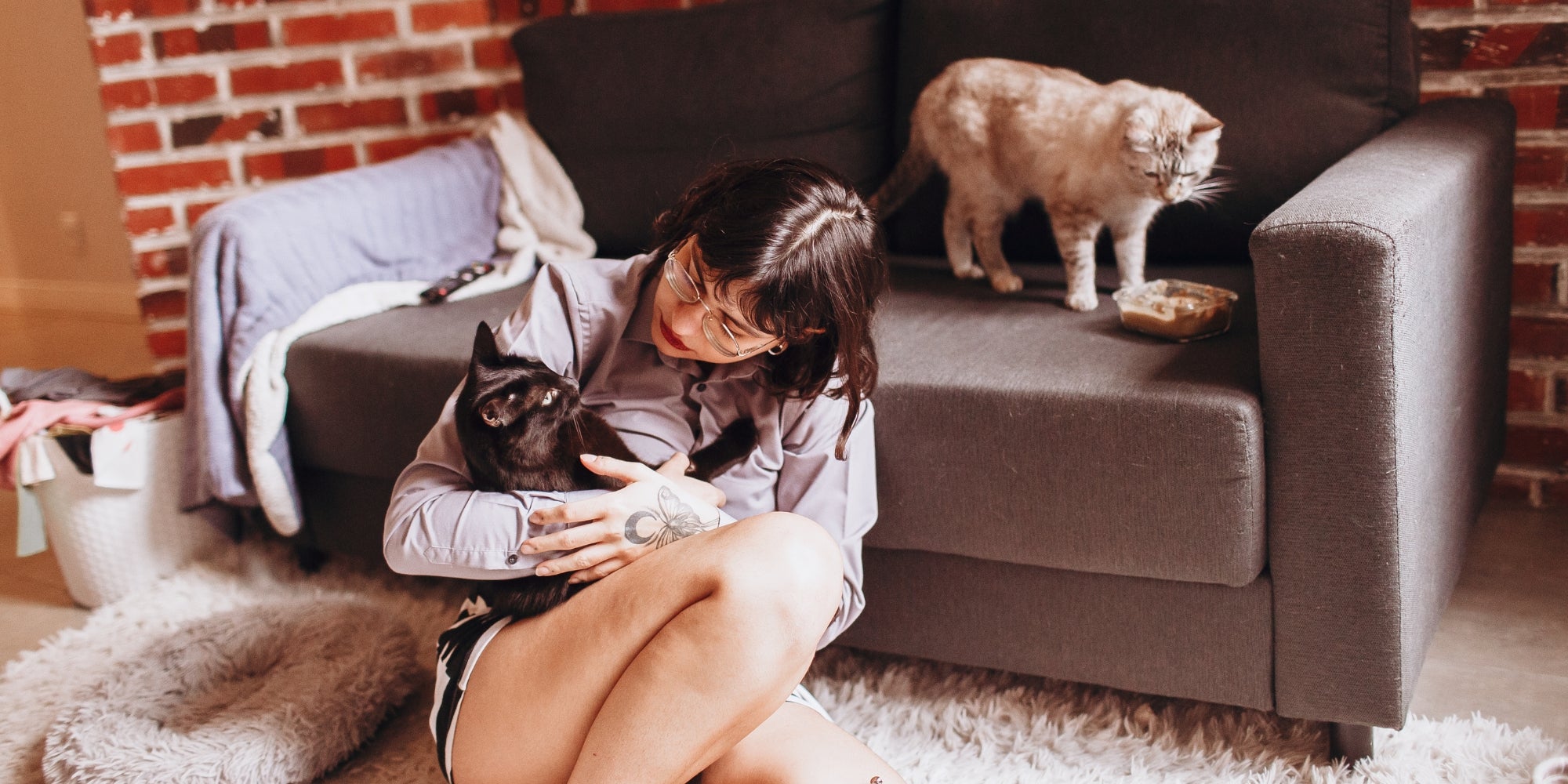 una mujer con dos gatos