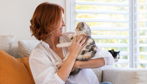 Gingivitis in cats: symptoms, causes & treatments. Pet guardian and cat cuddling