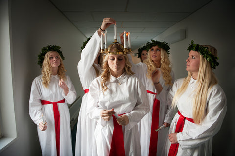 Lucia-Mädchen mit Lucia-Krone