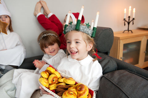 Kinder mit Lussekatter und Lucia-Krone