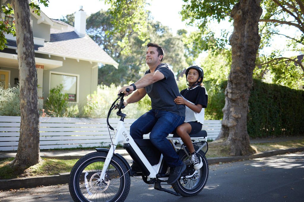 dad with kid on dubbel bike