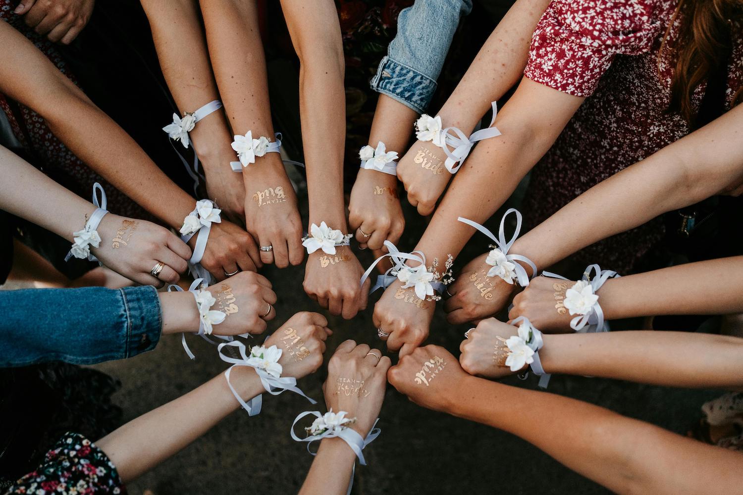 Amies qui s'unissent pour l'EVJF de la future mariée