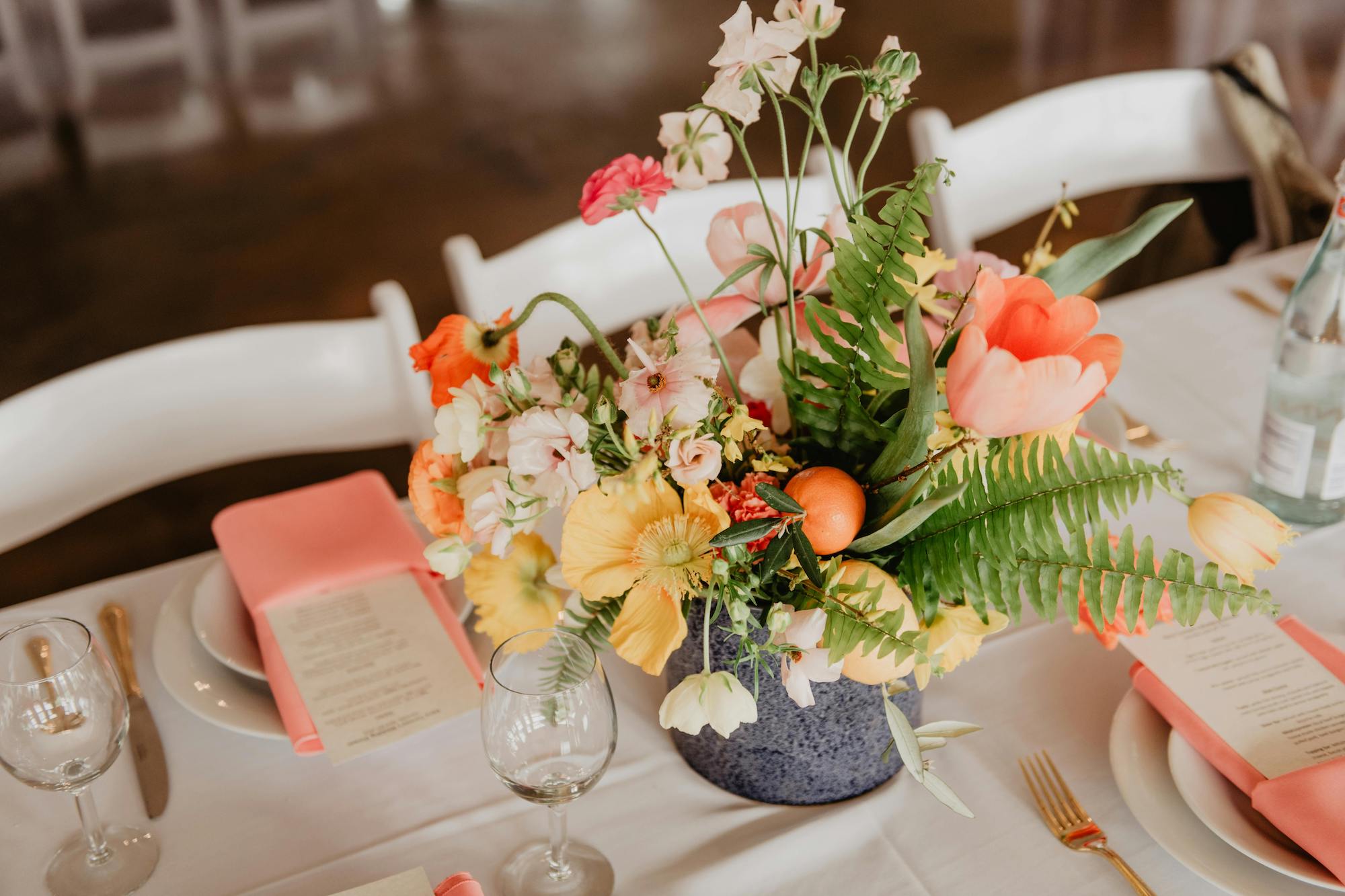 Décoration florale sur une table de mariage