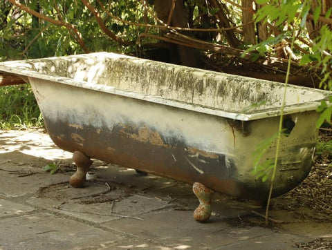 Eine Badewanne musste mit Schleifmitteln nachgearbeitet werden