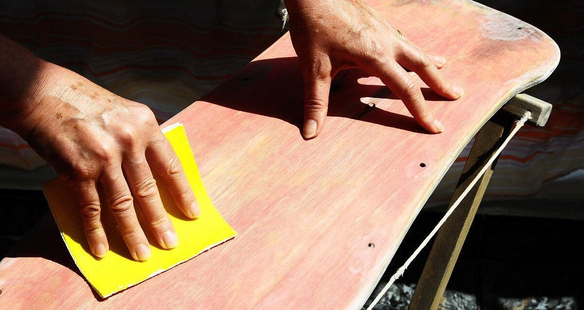 das Skateboard mit Schleifpapier vorbereiten