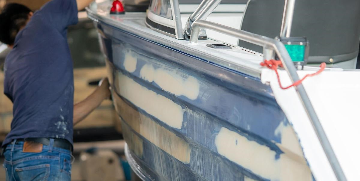 Reparatur von Löchern und Rissen im Aluminiumboot