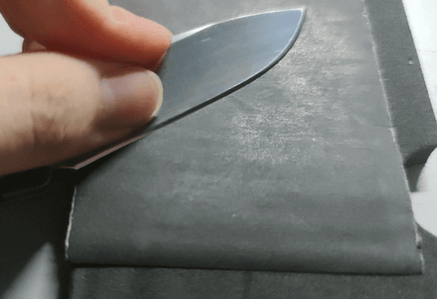 aiguisage d'un couteau à l'aide de papier de verre