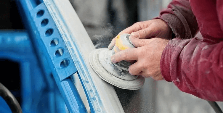 sources de débris de ponçage dans un atelier de carrosserie