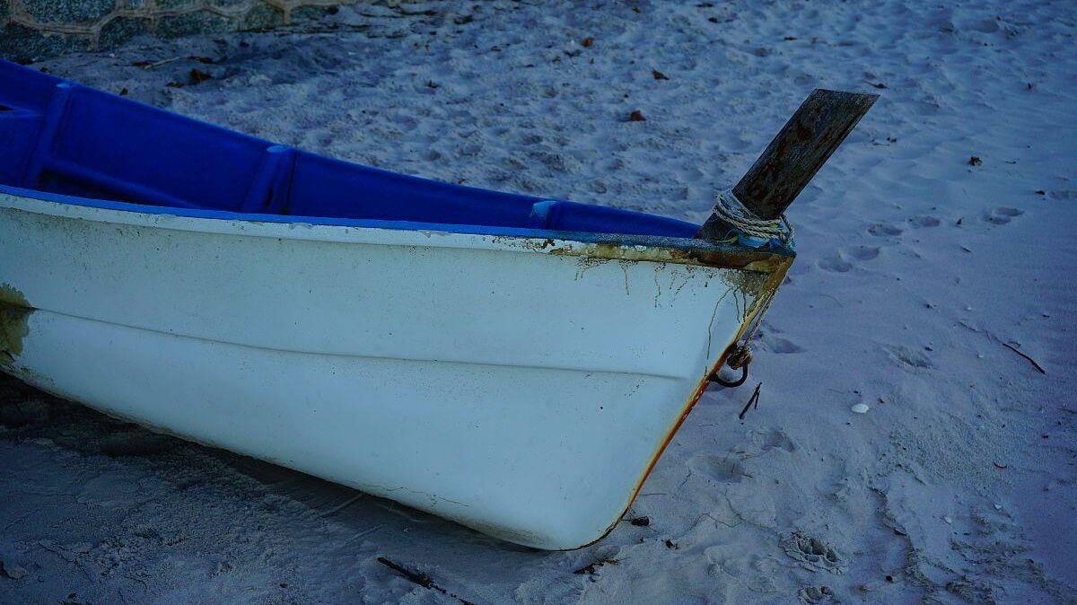 Ein Fiberglasboot am Strand