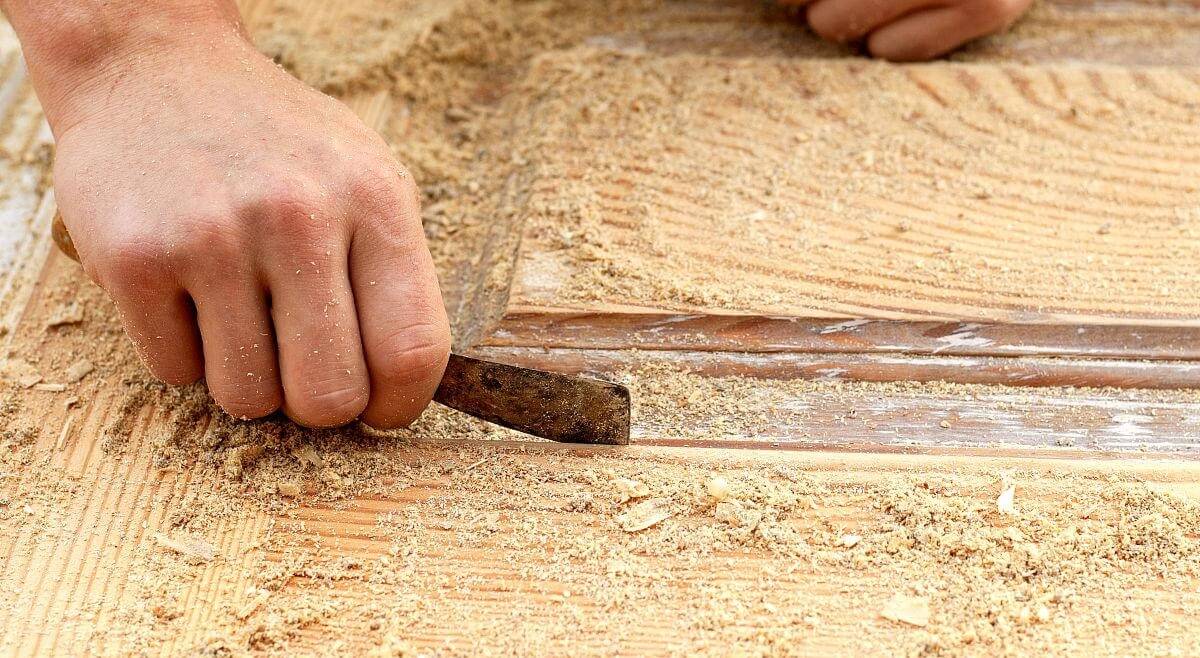 was Sie über das Abbeizen von Holz wissen müssen