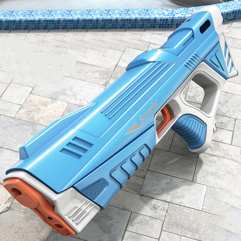 Elektrisch schietend waterpistool in actie, spuit een waterstraal voor plezier en spanning.