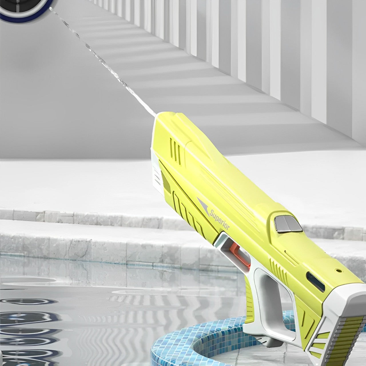 Detail van elektrisch watergeweer met een 280ml tank en automatische waterpistool functies.