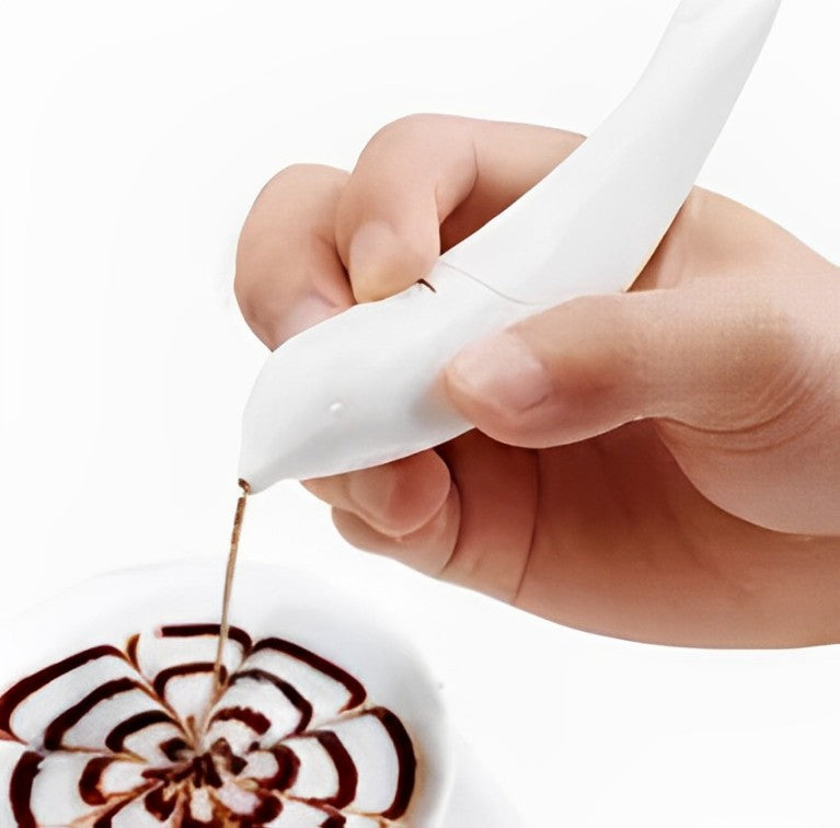MagicLatte™ Latte Art Pen rust naast een prachtig ontworpen kopje koffie.