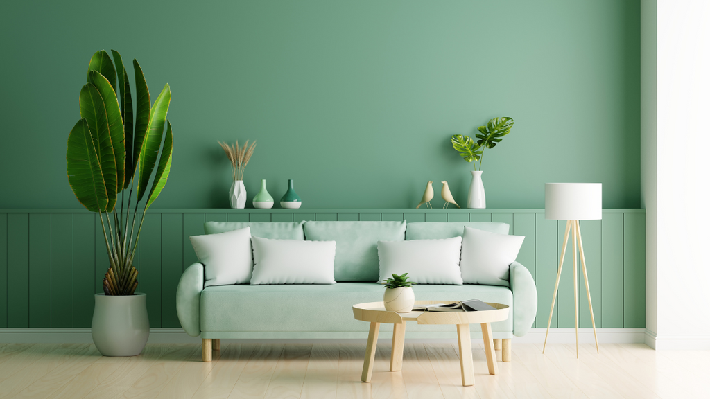 salon canapé plante verte et table basse avec une ambiance vert d'eau
