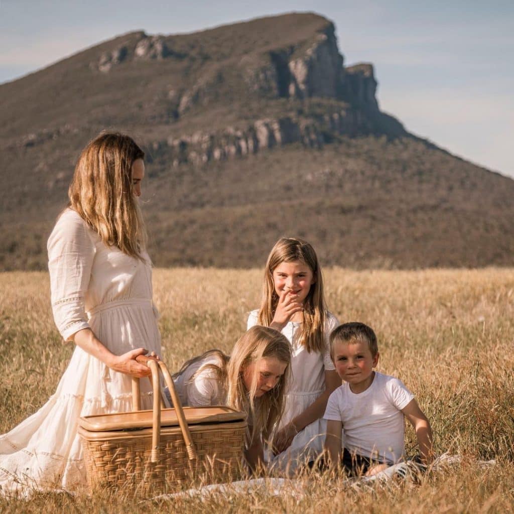 Spinifex shoot Amanda with kids