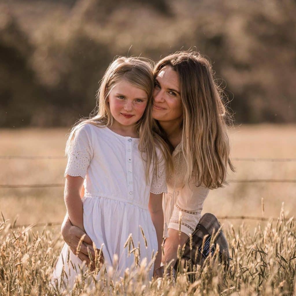 Spinifex shoot Amanda with kids