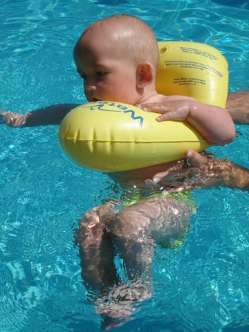 Baby im Swimi Schwimmhilfe